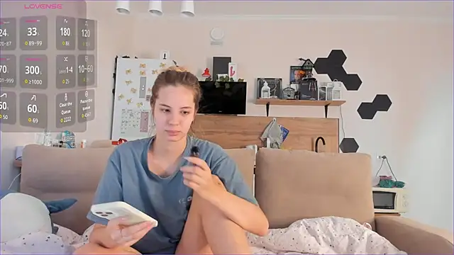 Snapshot of Girl_alone_home chatting on 19, 9, 2025 Girl alone home online show from 19, 9, 2025