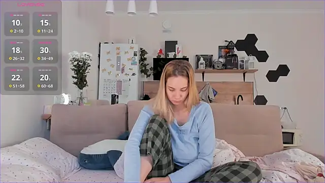 Snapshot of Girl_alone_home chatting on 3, 10, 2025 Girl alone home online show from 3, 10, 2025