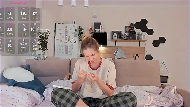 Snapshot of Girl_alone_home chatting on 4, 10, 2025 Girl alone home online show from 4, 10, 2025