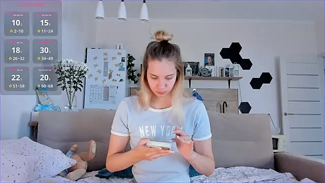 Snapshot of Girl_alone_home chatting on 10, 10, 2025 Girl alone home online show from 10, 10, 2025