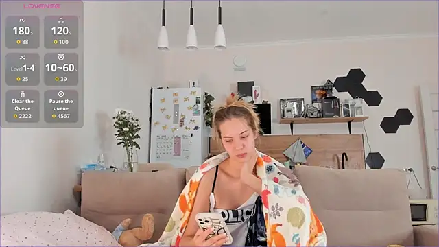 Snapshot of Girl_alone_home chatting on 11, 10, 2025 Girl alone home online show from 11, 10, 2025