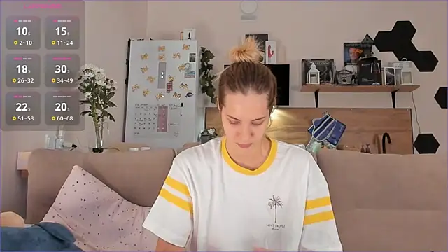 Snapshot of Girl_alone_home chatting on 20, 10, 2025 Girl alone home online show from 20, 10, 2025