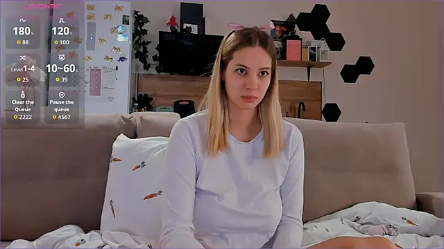 Snapshot of Girl_alone_home chatting on 6, 11, 2025 Girl alone home online show from 6, 11, 2025