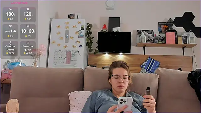 Snapshot of Girl_alone_home chatting on 20, 11, 2025 Girl alone home online show from 20, 11, 2025