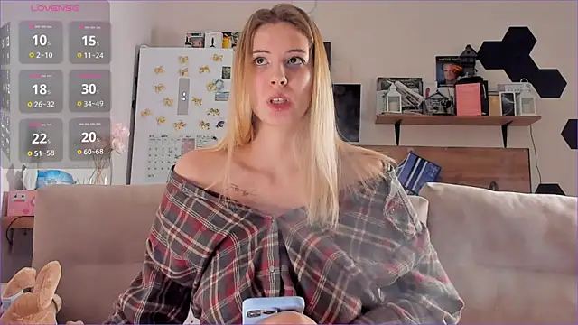 Snapshot of Girl_alone_home chatting on 20, 11, 2025 Girl alone home online show from 20, 11, 2025