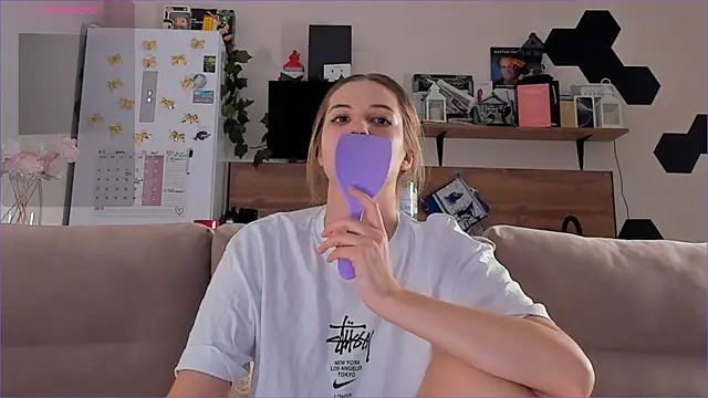 Snapshot of Girl_alone_home chatting on 21, 11, 2025 Girl alone home online show from 21, 11, 2025