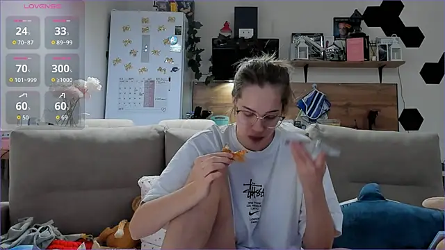 Snapshot of Girl_alone_home chatting on 1, 12, 2025 Girl alone home online show from 1, 12, 2025