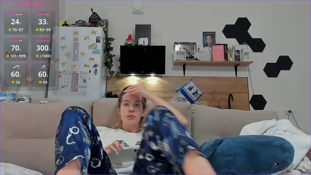 Snapshot of Girl_alone_home chatting on 20, 12, 2025 Girl alone home online show from 20, 12, 2025