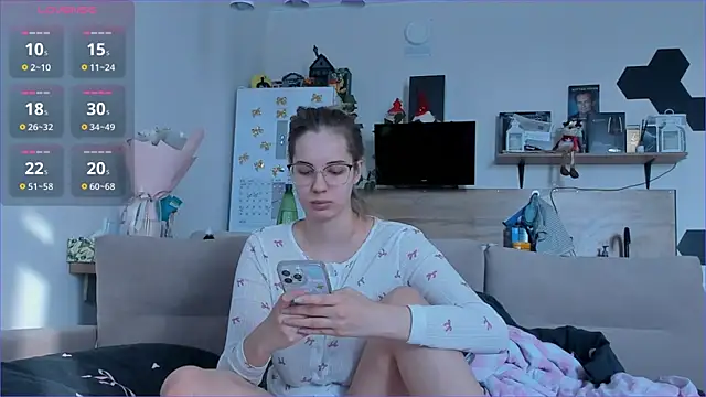 Girl alone home online show from 27, 3, 2026