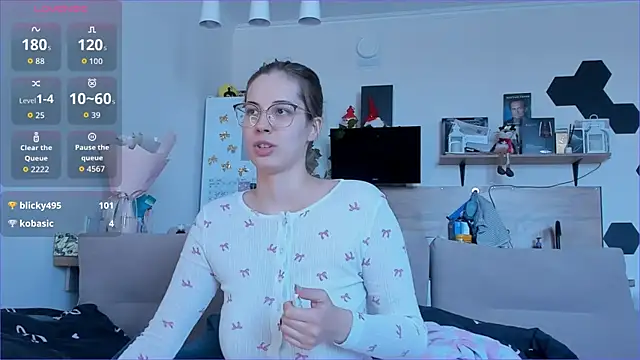 Girl alone home online show from 27, 3, 2026