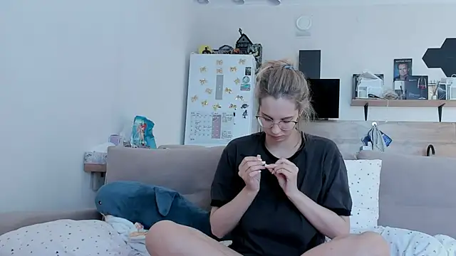 Snapshot of Girl_alone_home chatting on 18, 5, 2026 Girl alone home online show from 18, 5, 2026