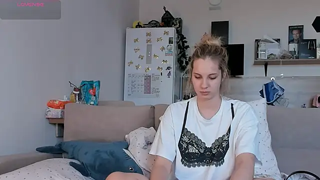 Snapshot of Girl_alone_home chatting on 25, 5, 2026 Girl alone home online show from 25, 5, 2026