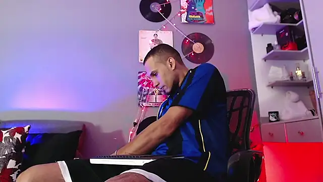 Snapshot of MagnusFrost chatting on 4, 1, 2025 MagnusFrost online show from 4, 1, 2025