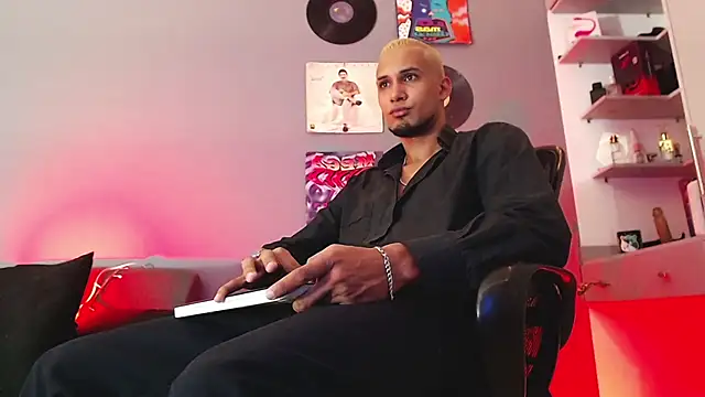 Snapshot of MagnusFrost chatting on 11, 1, 2025 MagnusFrost online show from 11, 1, 2025