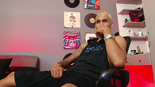 Snapshot of MagnusFrost chatting on 11, 1, 2025 MagnusFrost online show from 11, 1, 2025