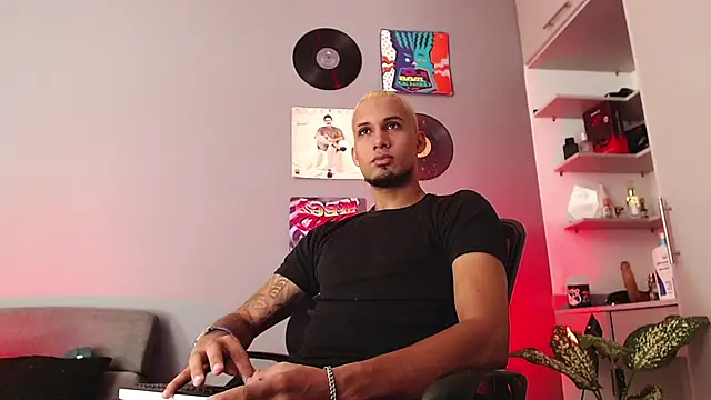 Snapshot of MagnusFrost chatting on 14, 1, 2025 MagnusFrost online show from 14, 1, 2025