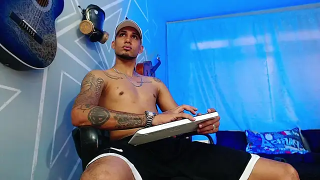 Snapshot of MagnusFrost chatting on 8, 2, 2025 MagnusFrost online show from 8, 2, 2025