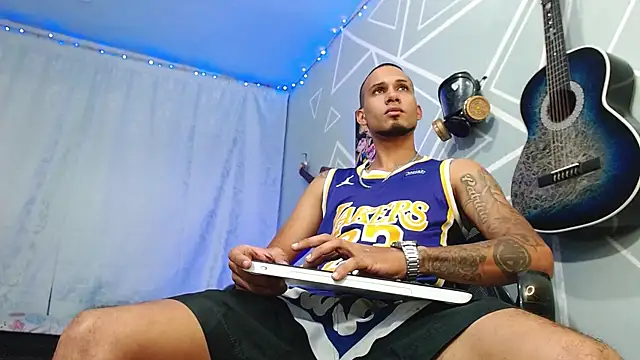 Snapshot of MagnusFrost chatting on 5, 3, 2025 MagnusFrost online show from 5, 3, 2025