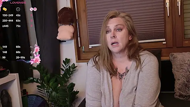 Snapshot of Big_Beautiful_MILF chatting on 8, 11, 2025 Big Beautiful MILF online show from 8, 11, 2025