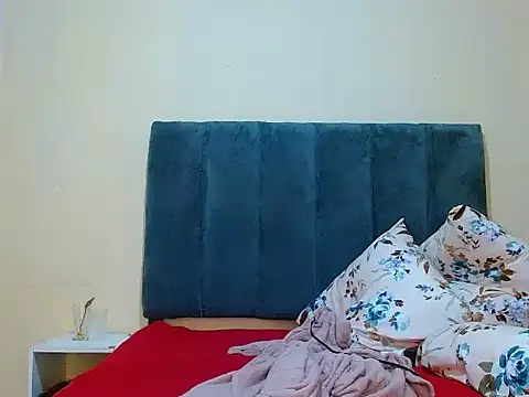 Snapshot of curvycloe1 chatting on 28, 11, 2025 curvycloe1 online show from 28, 11, 2025