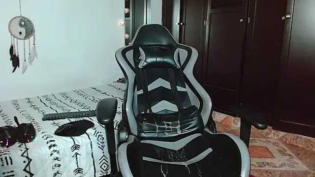 Snapshot of aaron_blug chatting on 10, 12, 2024 aaron blug online show from 10, 12, 2024