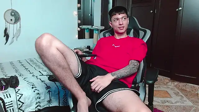 Snapshot of aaron_blug chatting on 12, 12, 2024 aaron blug online show from 12, 12, 2024