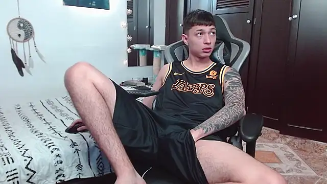 Snapshot of aaron_blug chatting on 12, 12, 2024 aaron blug online show from 12, 12, 2024