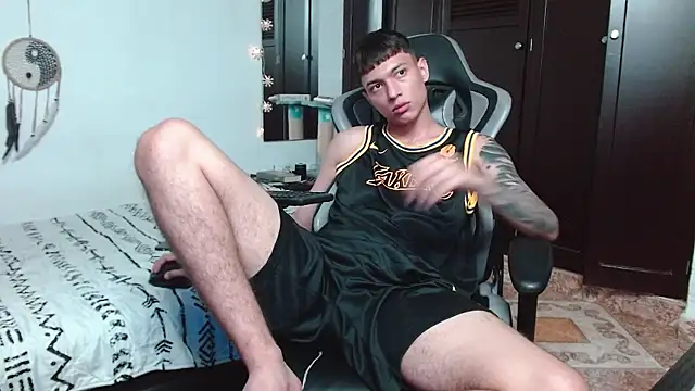 Snapshot of aaron_blug chatting on 12, 12, 2024 aaron blug online show from 12, 12, 2024