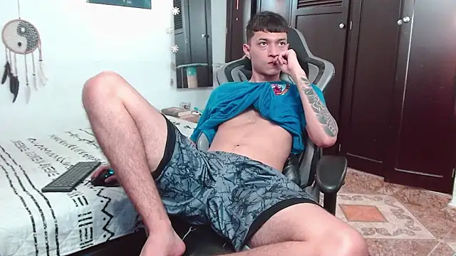 Snapshot of aaron_blug chatting on 14, 12, 2024 aaron blug online show from 14, 12, 2024