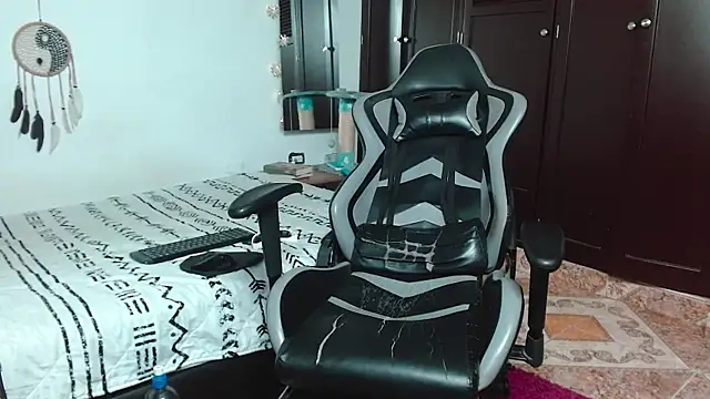 Snapshot of aaron_blug chatting on 17, 12, 2024 aaron blug online show from 17, 12, 2024