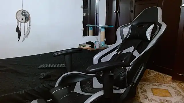 Snapshot of aaron_blug chatting on 7, 1, 2025 aaron blug online show from 7, 1, 2025