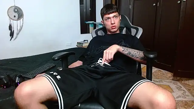 Snapshot of aaron_blug chatting on 19, 1, 2025 aaron blug online show from 19, 1, 2025