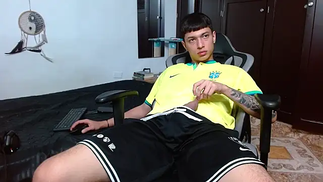 Snapshot of aaron_blug chatting on 20, 1, 2025 aaron blug online show from 20, 1, 2025