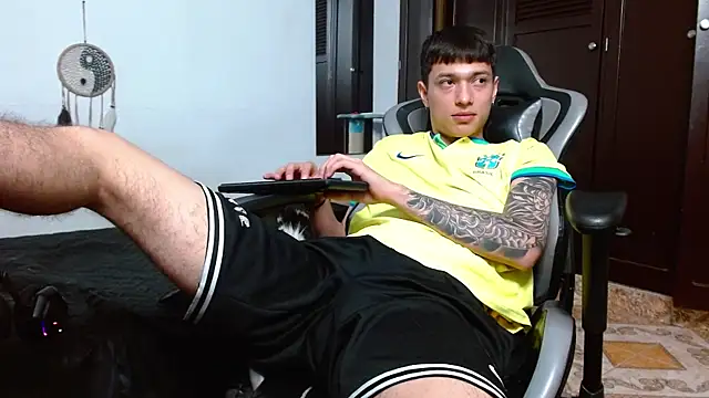 Snapshot of aaron_blug chatting on 21, 1, 2025 aaron blug online show from 21, 1, 2025