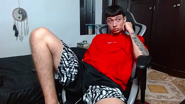 Snapshot of aaron_blug chatting on 22, 1, 2025 aaron blug online show from 22, 1, 2025