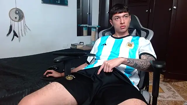 Snapshot of aaron_blug chatting on 27, 1, 2025 aaron blug online show from 27, 1, 2025