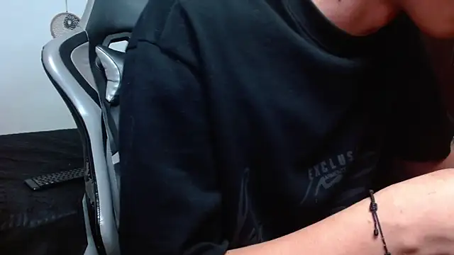 Snapshot of aaron_blug chatting on 31, 1, 2025 aaron blug online show from 31, 1, 2025