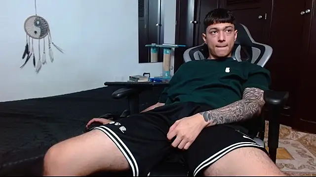 Snapshot of aaron_blug chatting on 1, 2, 2025 aaron blug online show from 1, 2, 2025