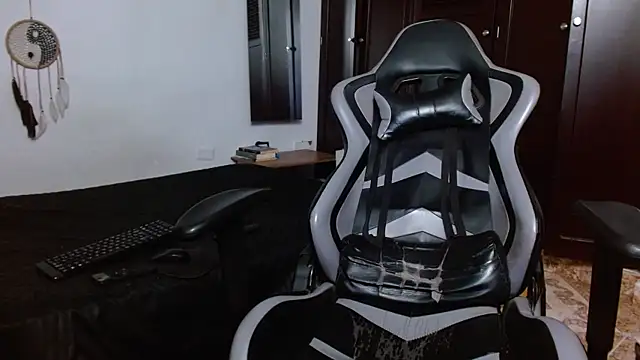 Snapshot of aaron_blug chatting on 11, 2, 2025 aaron blug online show from 11, 2, 2025