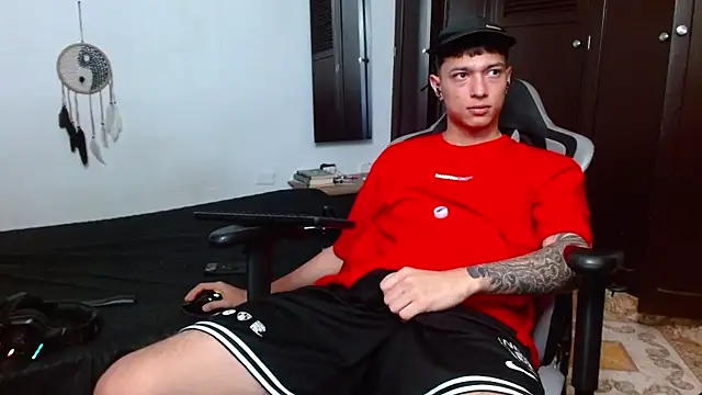 Snapshot of aaron_blug chatting on 19, 2, 2025 aaron blug online show from 19, 2, 2025