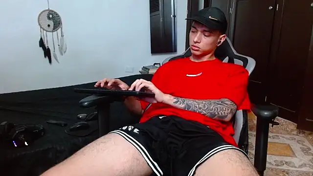 Snapshot of aaron_blug chatting on 19, 2, 2025 aaron blug online show from 19, 2, 2025