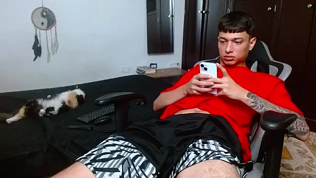 Snapshot of aaron_blug chatting on 22, 2, 2025 aaron blug online show from 22, 2, 2025