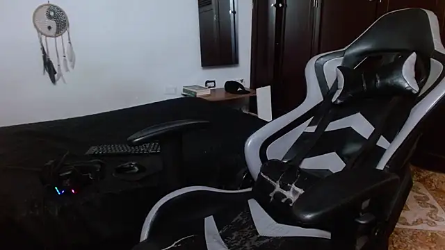 Snapshot of aaron_blug chatting on 24, 2, 2025 aaron blug online show from 24, 2, 2025