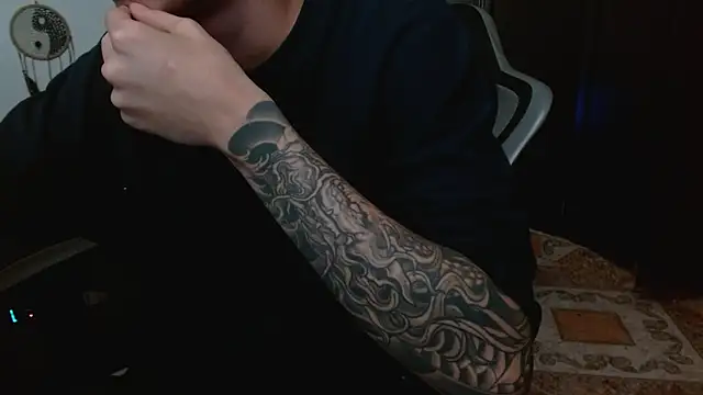 Snapshot of aaron_blug chatting on 8, 9, 2025 aaron blug online show from 8, 9, 2025