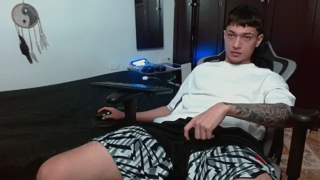 Snapshot of aaron_blug chatting on 19, 10, 2025 aaron blug online show from 19, 10, 2025