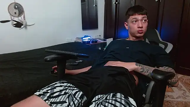 Snapshot of aaron_blug chatting on 3, 11, 2025 aaron blug online show from 3, 11, 2025