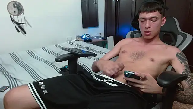 Snapshot of aaron_blug chatting on 7, 11, 2025 aaron blug online show from 7, 11, 2025