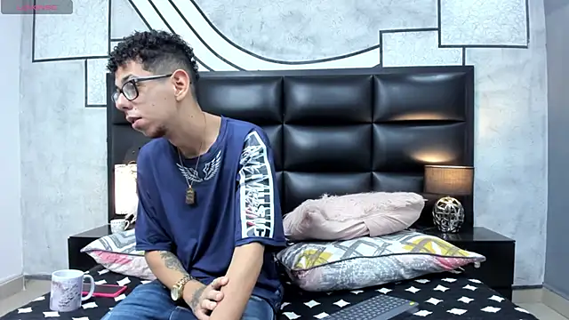 Derek and Skarlet online show from 12, 3, 2025