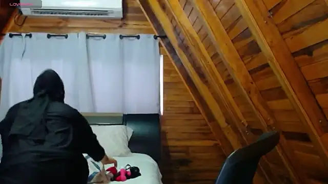 Snapshot of AmbarBurhan chatting on 5, 11, 2025 AmbarBurhan online show from 5, 11, 2025