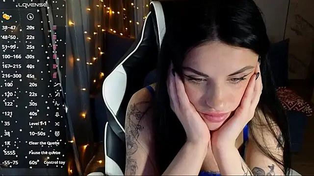 Snapshot of Mary___Moore chatting on 18, 12, 2024 Mary Moore online show from 18, 12, 2024